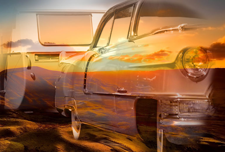 grafika przedstawia samochód z przyczepą kempingową, przez którą przebija się zachód słońca